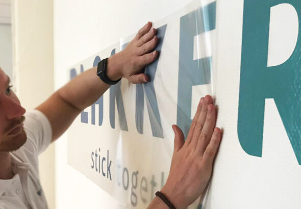 plakkers-stickers-aanbrengen-bedrijfsstickers