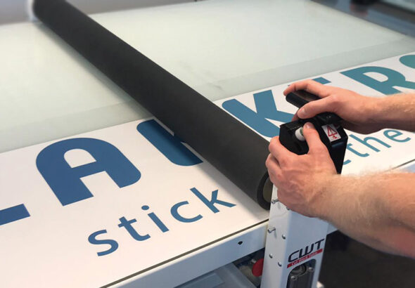 stickers-aplliceren-bedrijfsstickers-logo-bedrijfsnaam-muursticker