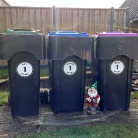 Container sticker rond met eigen huisnummer klikostickers goedkoop zwart wit huisje afvalbak rest gft plastic papier