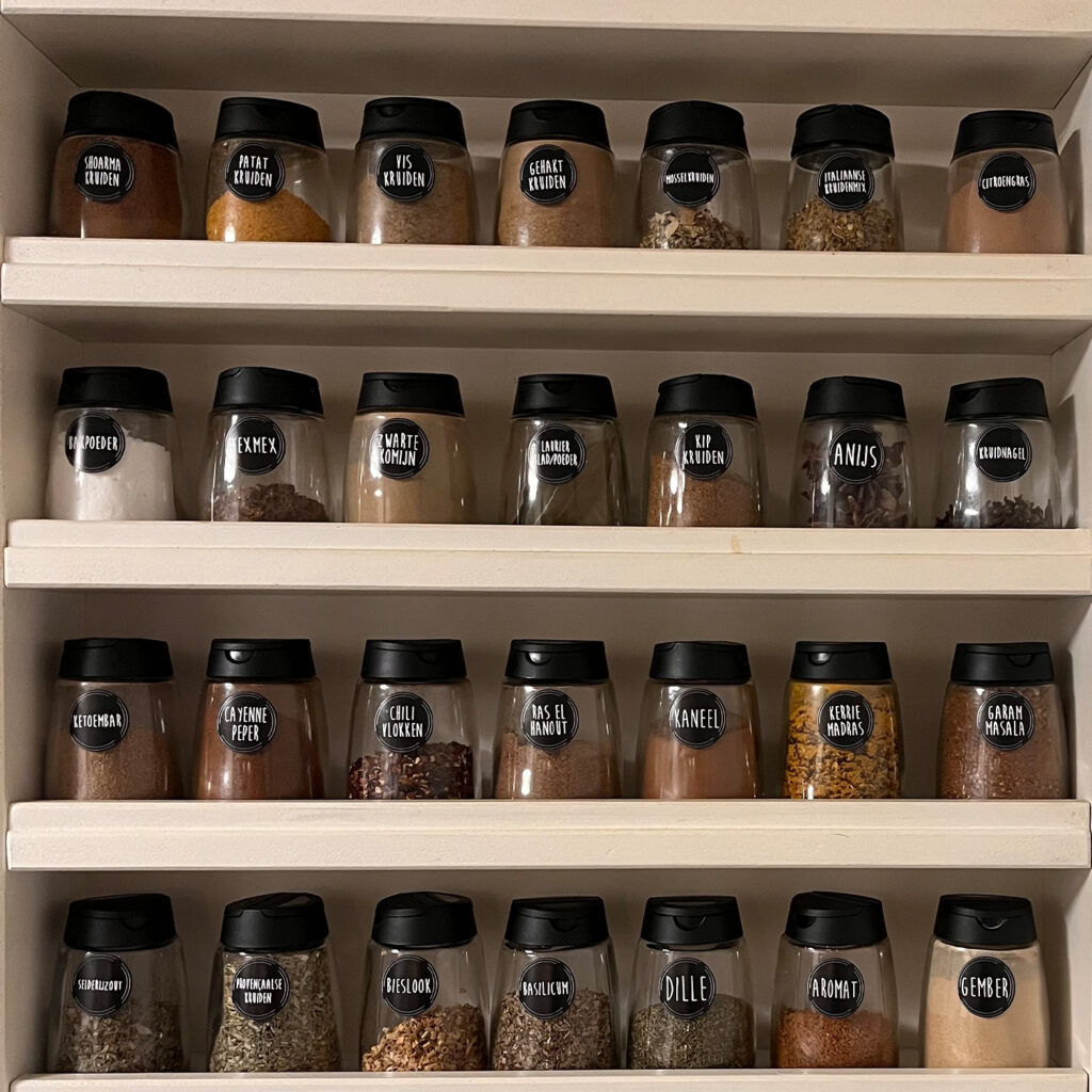 Kruidenstickers sfeerfoto glazen potjes creatief netjes keuken koken kok chef plakkers