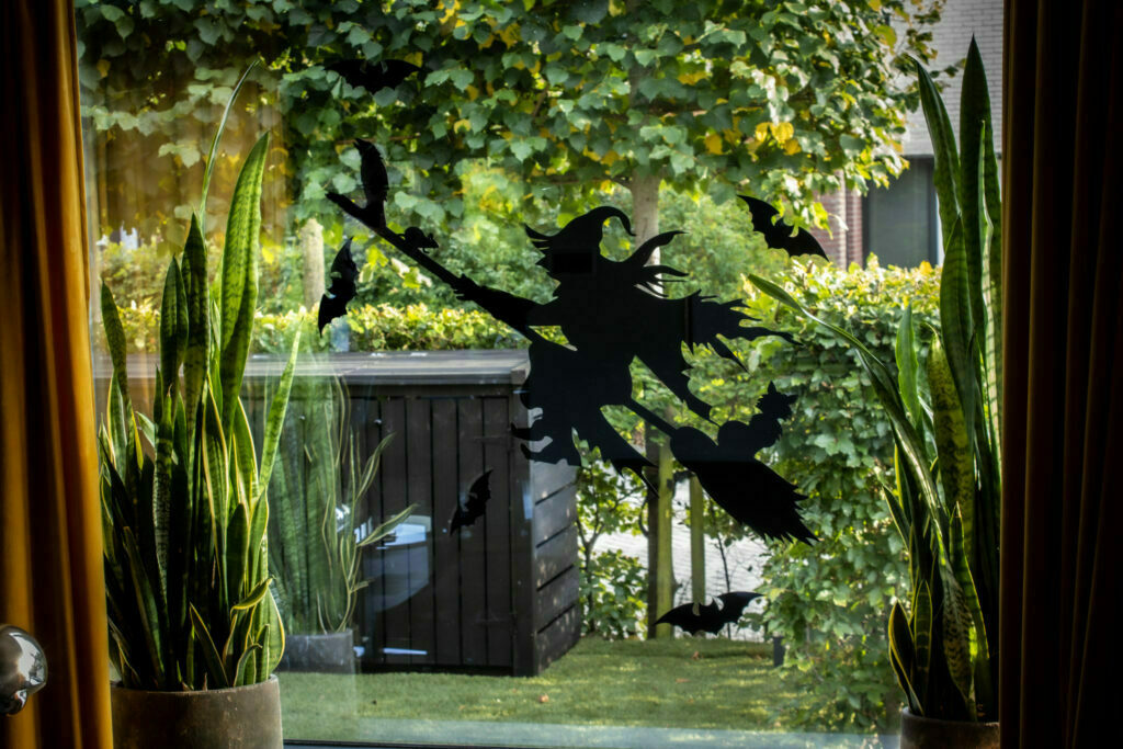 Halloween Heks raamsticker herbruikbaar ideeen inspiratie raamdecoratie sfeerfoto buiten