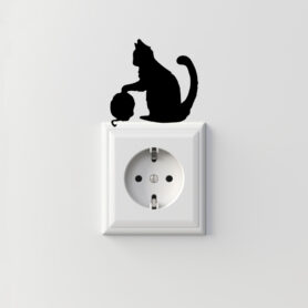 Kat met bolletje wol stopcontact sticker grappig creatief plakkers