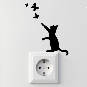 Kat met vlinder stopcontact sticker grappig creatief plakkers