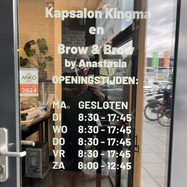 raamsticker-openingstijden-leeuwaren-kapsalon-Kingma
