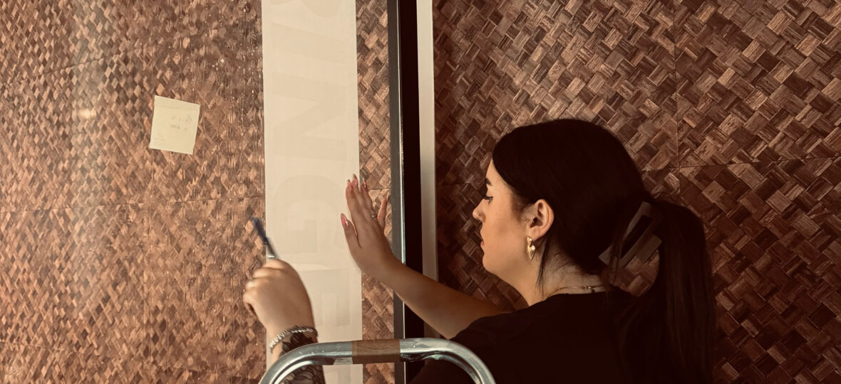 professioneel-raamfolie-aanbrengen-friesland-foto2-leeuwarden-drachten-sneek-heerenveen-harlingen-wolvega-joure-dokkum-franeker-lemmer-bolsward-burgum-oosterwolde-stiens-gorredijk-surhuisterveen-kollum