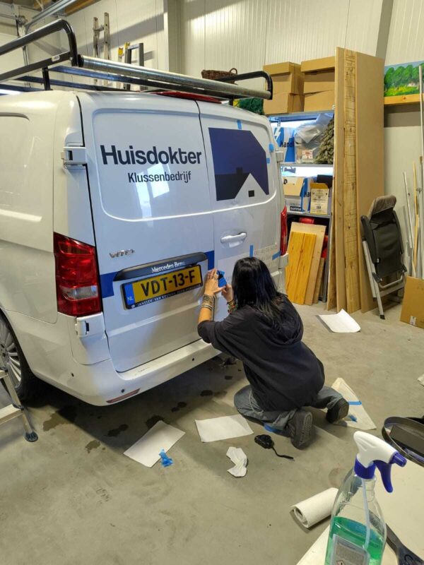 professioneel-autobelettering-laten-aanbrengen-friesland-leeuwarden-drachten-sneek-heerenveen-harlingen-wolvega-joure-dokkum-franeker