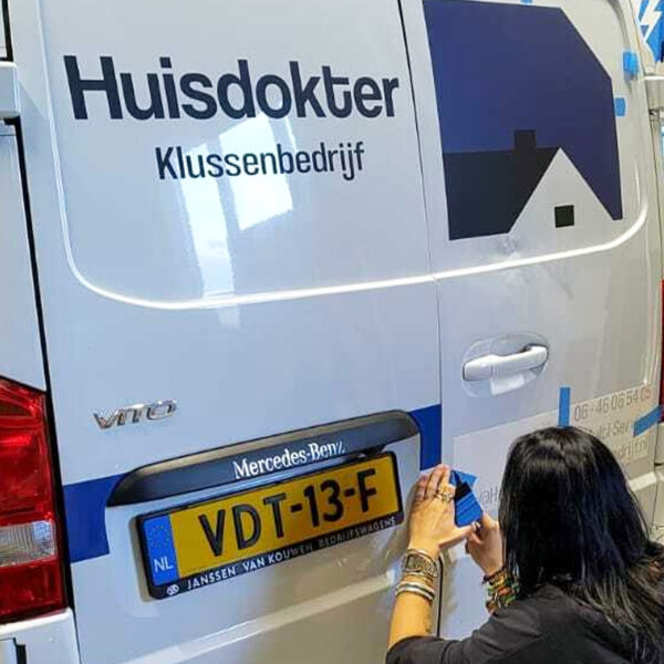 autobelettering autobestickering wrappen stickers op auto zaak bedrijfsauto voertuig reclame sign leeuwarden friesland sneek heerenveen drachten joure lemmer